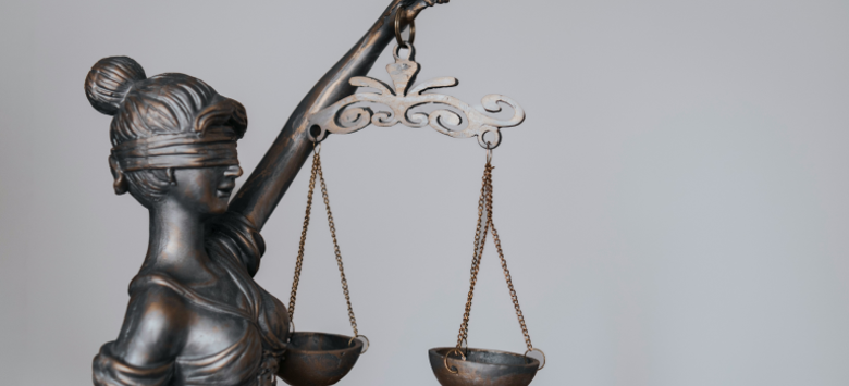 Justitia skal være upartisk og rettferdig. 